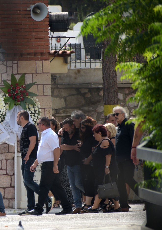 Συντετριμμένος ο Οδυσσέας Σταμούλης στην κηδεία του γιου του που πνίγηκε στους Φούρνους