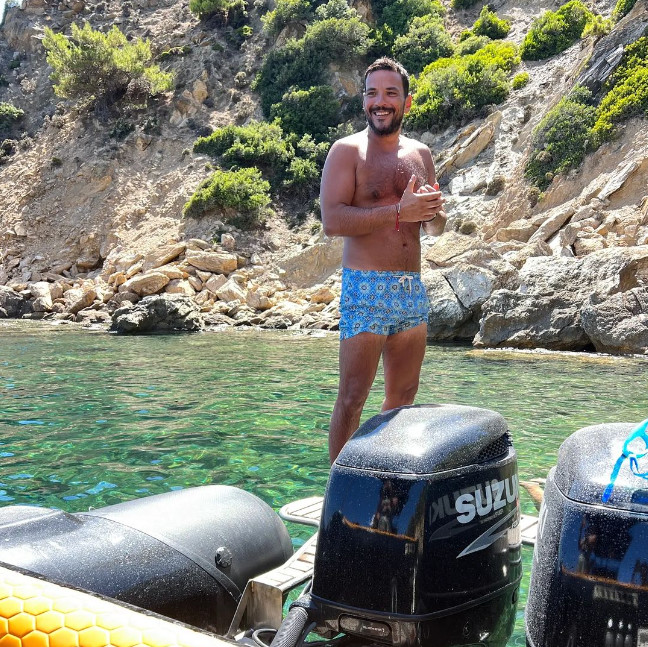 Ο Κώστας Τσουρός βρέθηκε για άλλο ένα καλοκαίρι στον τόπο καταγωγής του, τη Σκιάθο, για διακοπές 