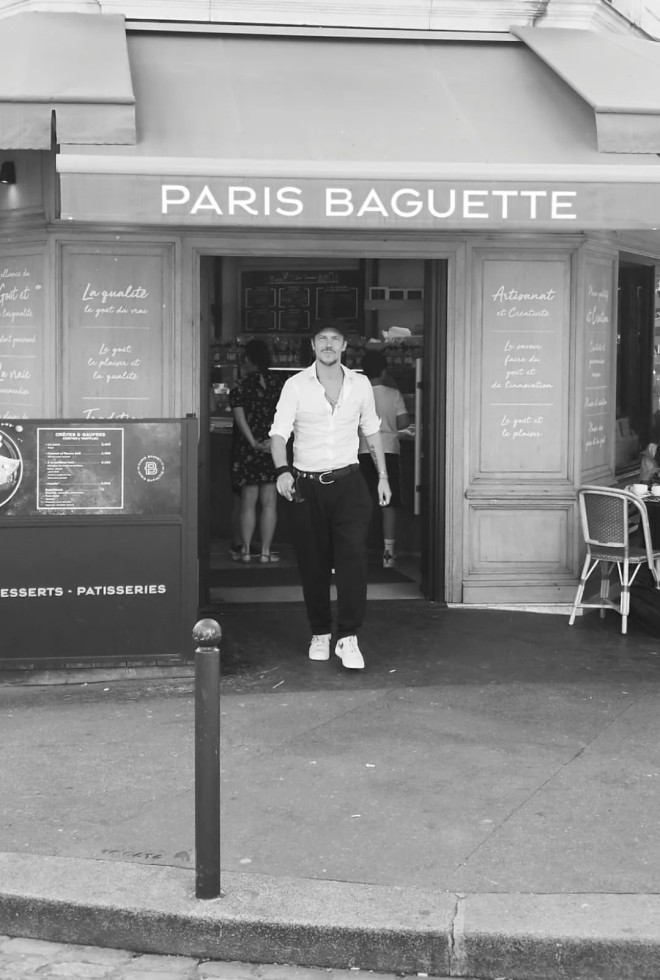 Ο Ιωάννης Παπαζήσης ωραίος και μοιραίος έξω από φούρνο στη γαλλική πρωτεύουσα
