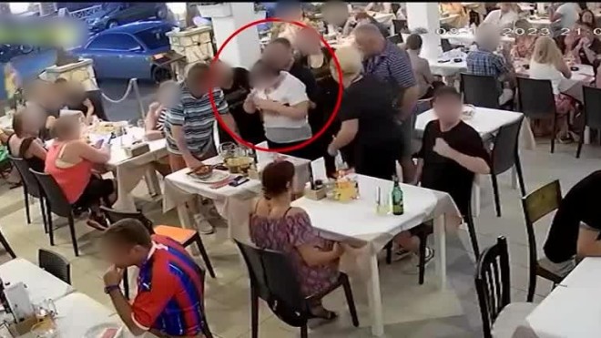Ζάκυνθος: Η στιγμή που σερβιτόρος έσωσε πελάτισσα από πνιγμό