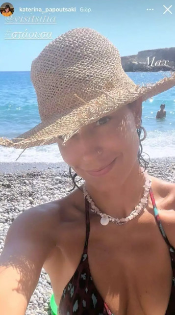Η selfie της Κατερίνας Παπουτσάκη με μαγιό και ψάθινο καπέλο 