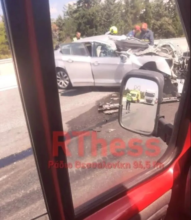 Το αυτοκίνητο της οικογένειας συγκρούστηκε με φορτηγό και μετατράπηκε σε άμορφη μάζα σιδερικών