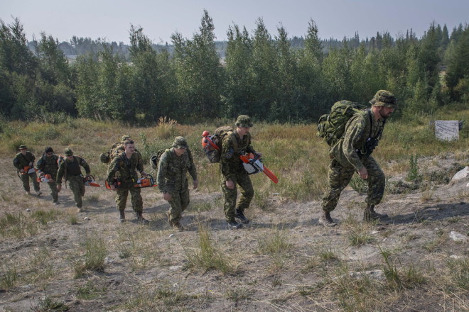 Στρατιώτες στον Καναδά σπεύδουν να δημιουργήσουν αντιπυρική ζώνη 