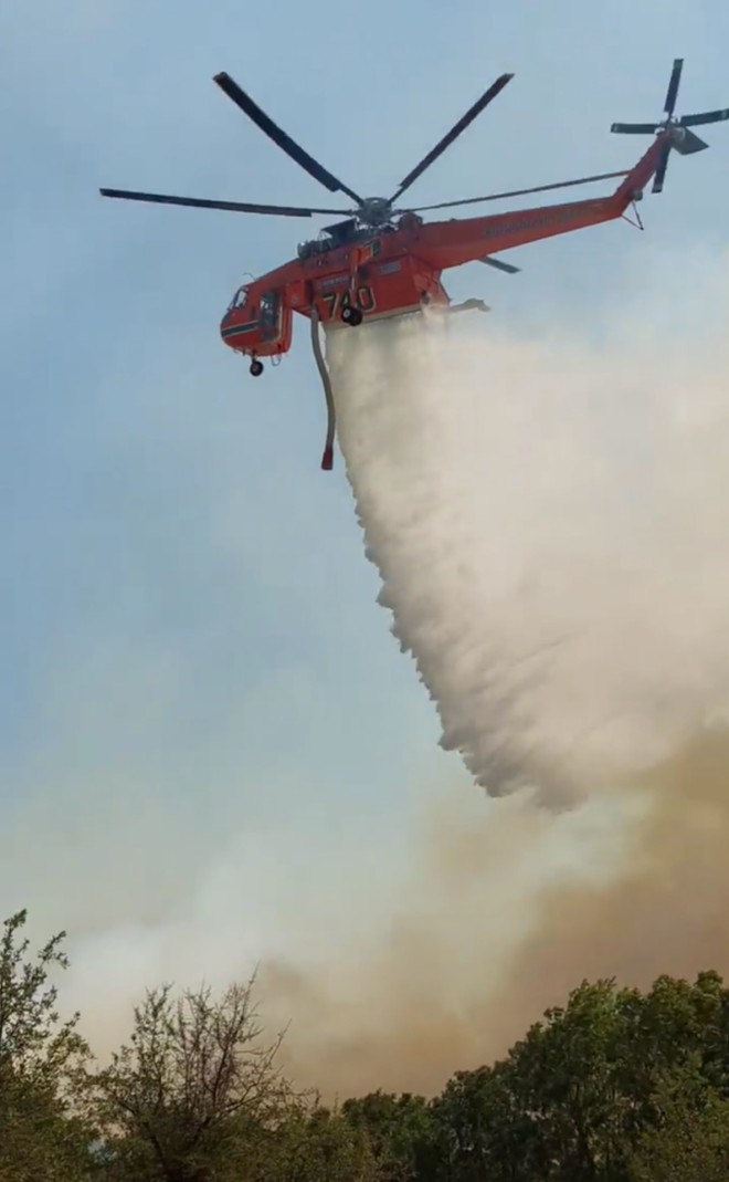 Ελικόπτερο επιχειρεί για την κατάσβεση της πυρκαγιάς στην Αλεξανδρούπολη 