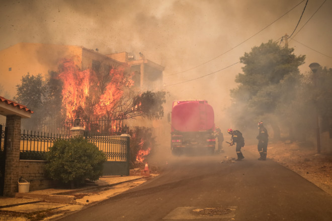 Φωτιά Φυλή - καίγονται σπίτια