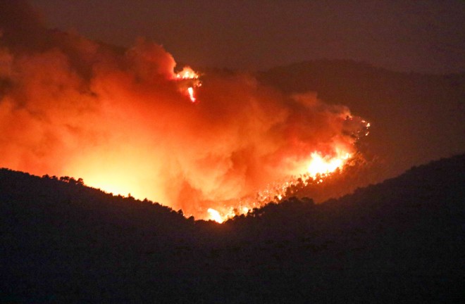 Οι φλόγες στην Πάρνηθα όπως φαίνονται από τα Άνω Λιόσια/ ΙΝΤΙΜΕ Καρατζάς Κώστας