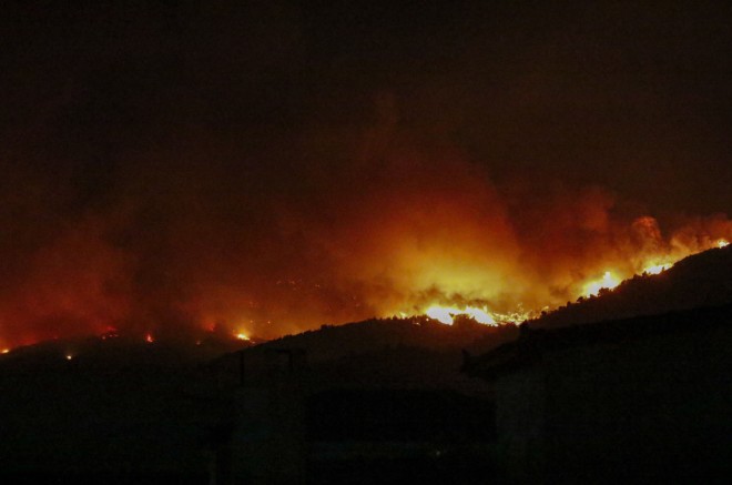 Οι φλόγες στην Πάρνηθα όπως φαίνονται από τα Άνω Λιόσια/ ΙΝΤΙΜΕ Καρατζάς Κώστας