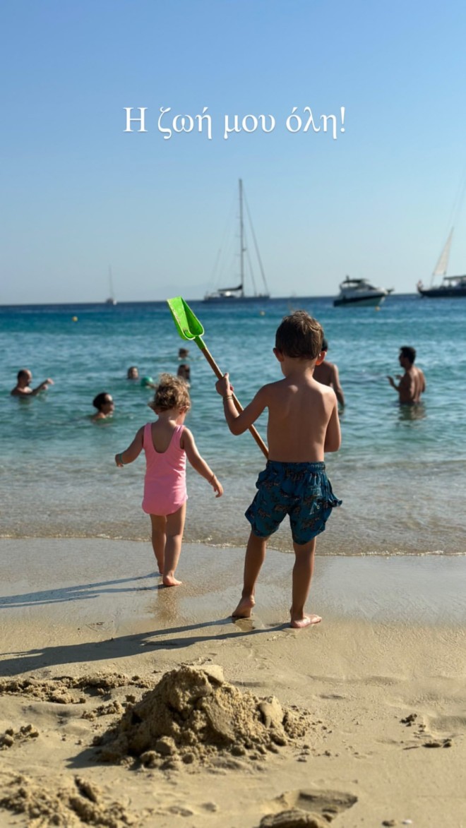 Αθηνά Οικονομάκου: Η φωτογραφία με τα παιδιά της στην παραλία