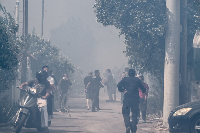 Φωτιά Πάρνηθα: Αγώνας των κατοίκων να σώσουν τις περιουσίες τους