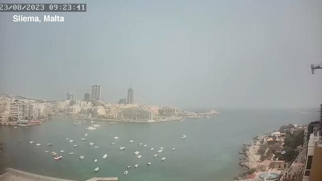 εικόνα από την κάμερα καιρού στην Σλιέμα της Μάλτας, όπου διακρίνεται η περιορισμένη ορατότητα στο λιμάνι της πόλης