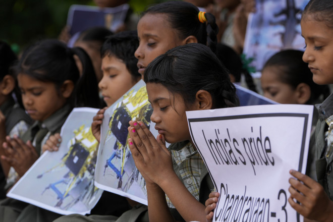 Ινδία: Ξέφρενοι πανηγυρισμοί για την προσελήνωση του Chandrayaan-3