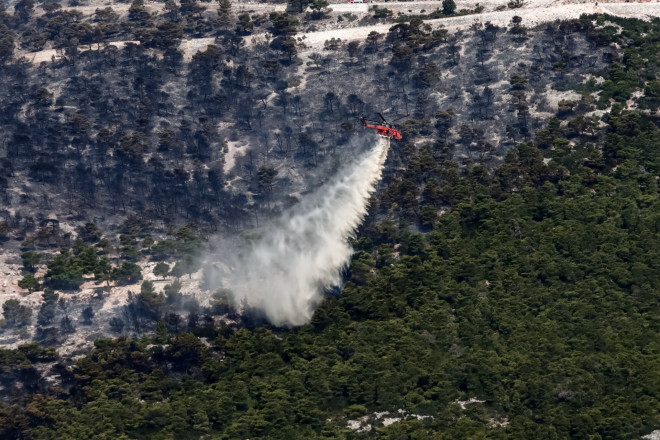 Με τις αναζωπυρώσεις βρίσκονται αντιμέτωπες οι πυροσβεστικές δυνάμεις στην Πάρνηθα. 