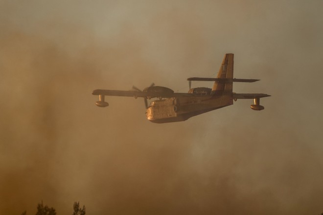 Πυροσβεστικό αεροσκάφος Canadair της Πολεμικής Αεροπορίας επιχειρεί για την κατάσβεση πυρκαγιάς  