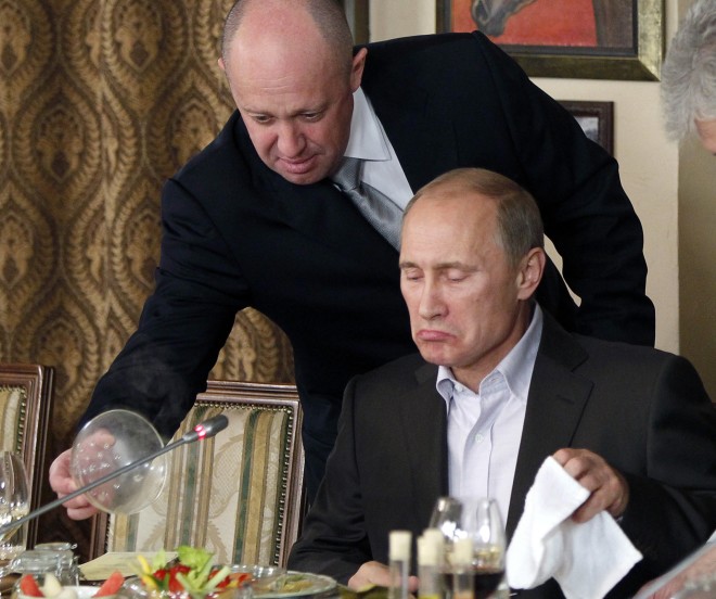 Πριγκόζιν και Πούτιν στο εστιατόριο του πρώτου έξω από τη Μόσχα, το 2011 (AP Photo/File)