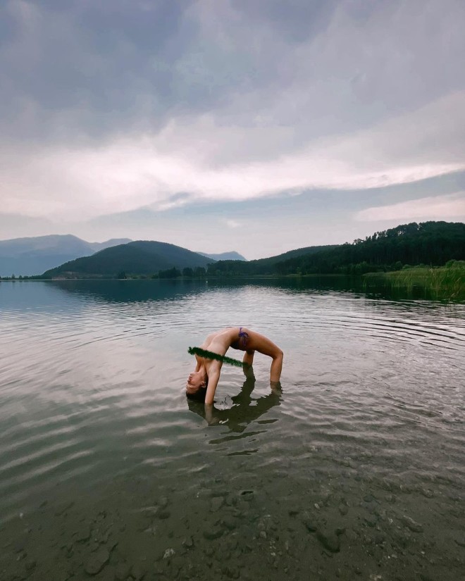 Κλέλια Ανδριολάτου: Ποζάρει topless κάνοντας ανάποδη γέφυρα στη λίμνη Δόξα