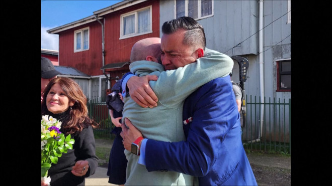 Αγκαλιάζει ξανά την οικογένειά του μετά από 42 χρόνια