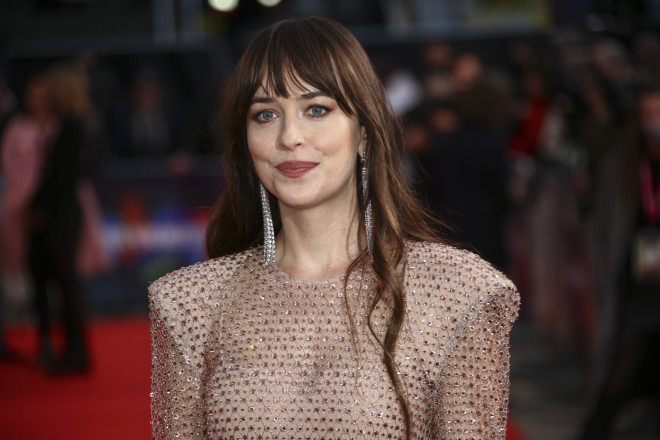 Η διάσημη πρωταγωνίστρια από τις ταινίες «50 Shades of Gray» αποχωρίστηκε τα καστανά μαλλιά με τις αφέλειες που είχε μέχρι πρόσφατα