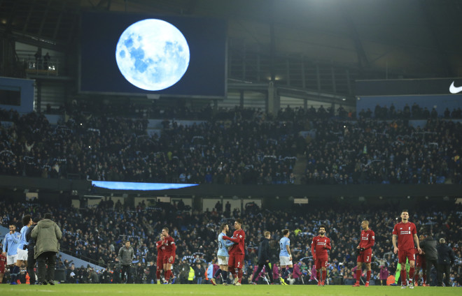 To Mπλε Φεγγάρι στις 3/1/2019 όπως φαινόταν στη Βρετανία κατά τον αγώνα της Manchester City με τη Liverpool / AP Photo/Jon Super