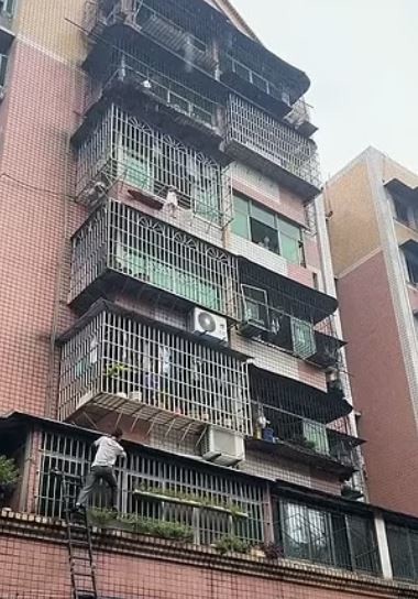 Κοριτσάκι κρεμόταν από τον 5ο όροφο πολυκατοικίας στην Κίνα