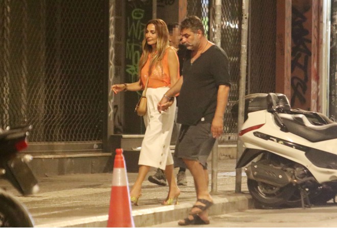 Το ερωτευμένο ζευγάρι πιασμένο χέρι χέρι