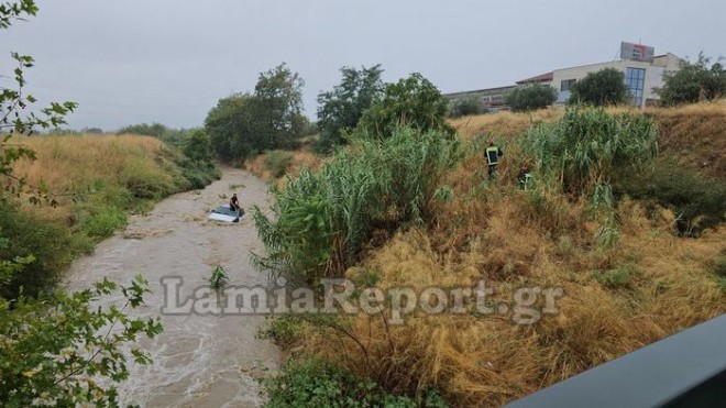 Συναγερμός σήμανε στις Αρχές της Λαμίας, όταν αυτοκίνητο με 43χρονο οδηγό παρασύρθηκε από τα ορμητικά νερά του Ξηριά στη Ροδίτσα Λαμίας/ lamiareport.gr.