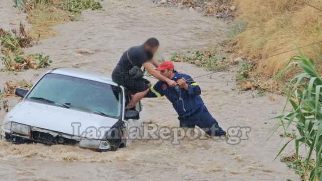 Λαμία: Διασώθηκε οδηγός, του οποίου το όχημα παρασύρθηκε από χείμαρρο/ lamiareport.gr