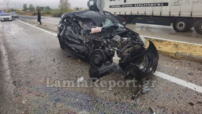 Aπό θαύμα σώθηκε η 20χρονη οδηγός του δεύτερου αυτοκίνητου, αφού η νταλίκα το διέλυσε από την πλευρά του συνοδηγού-  LamiaReport.gr