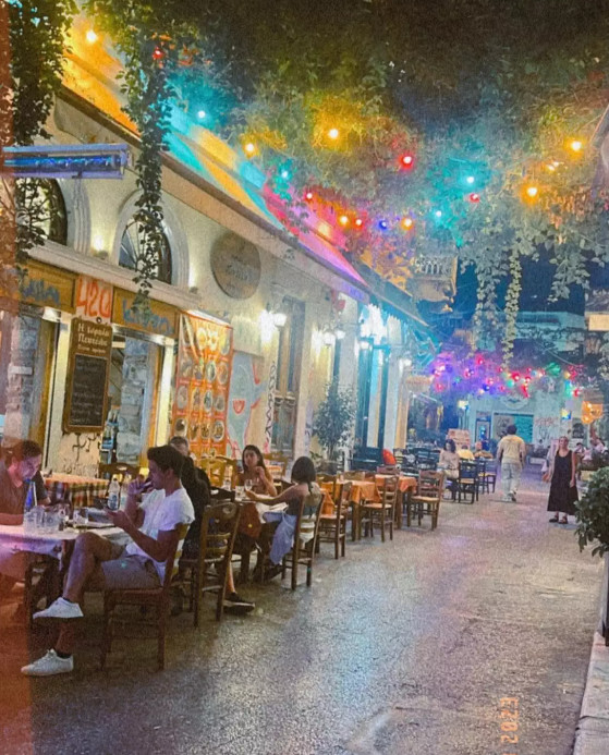 Ευγενία Νιάρχου: Οι αδημοσίευτες φωτογραφίες από τις διακοπές στην Αθήνα