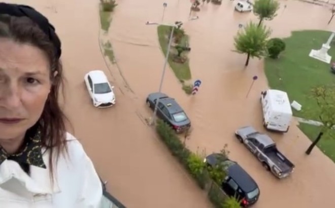 Η Ειρήνη Νικολοπούλου με φόντο τον πλημμυρισμένο Βόλο