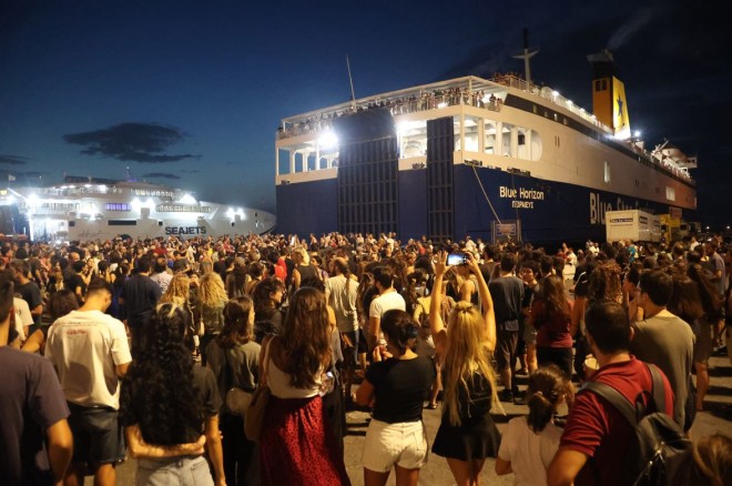 Εκατοντάδες πολίτες συγκεντρώθηκαν στο λιμάνι του Ηρακλείου έξω από το μοιραίο πλοίο Blue Horizon,