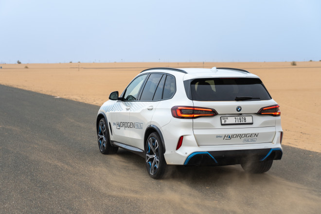 Η BMW iX5 Hydrogen δοκιμάζεται σκληρά στην έρημο