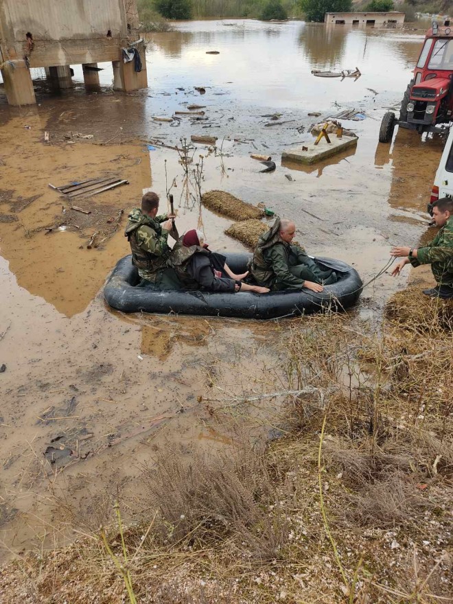Κακοκαιρία: Διάσωση εγκλωβισμένων στα πλημμυρισμένα