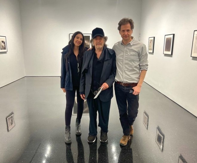 Η Νουρ Αλφαλάχ με τον Αλ Πατσίνο στην έκθεση του φίλου τους Μπένετ Μίλερ στη Νέα Υόρκη τον περασμένο Απρίλιο /Φωτογραφία Instagram