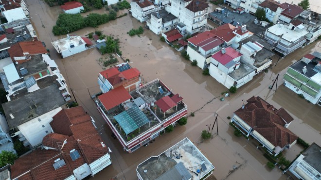 Η στάθμη του Πηνειού έχει ανέβει επικίνδυνα και έχουν πλημμυρίσει περιοχές στο κέντρο της Λάρισας - inlarissa.gr