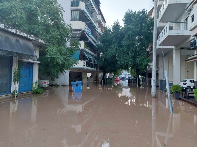 Συνοικίες της Λάρισας έχουν πλημμυρίσει από τα νερά του Πηνειού - inlarissa