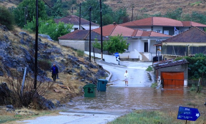 Πλημμύρες από καταρακτώδη βροχή στο Θεσσαλικό κάμπο/intime 