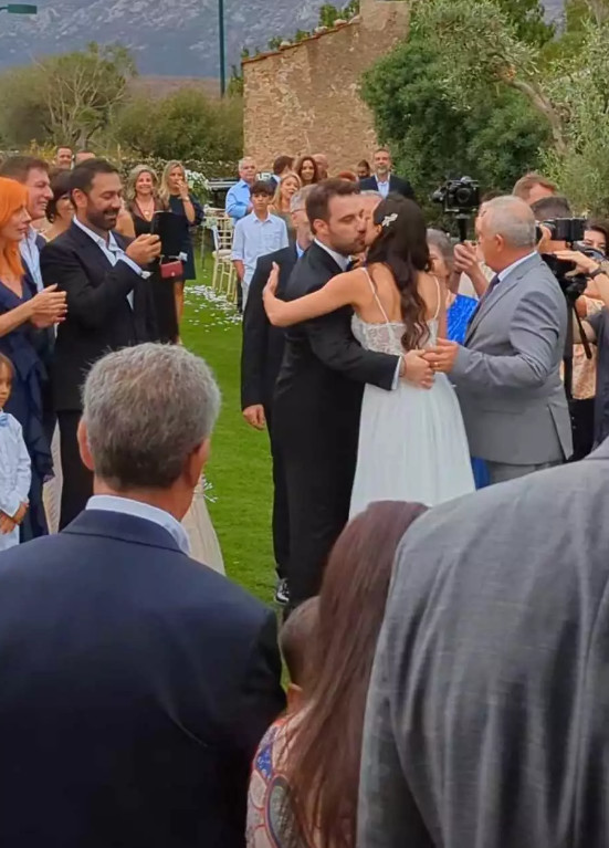 Το τρυφερό φιλί που αντάλλαξαν Συριοπούλου - Πατσατζής στον γάμο τους