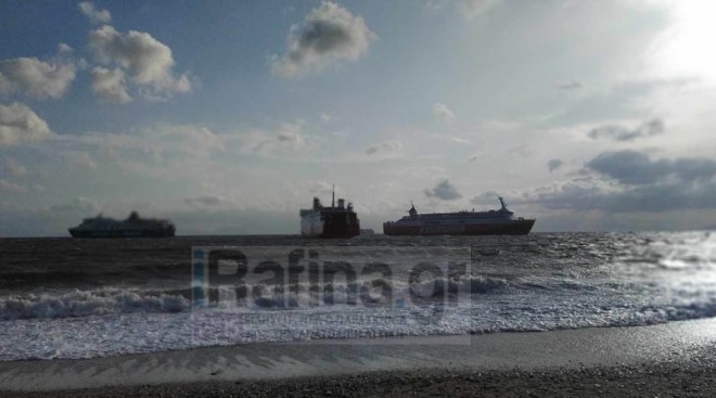 Παραλίγο σύγκρουση τριών πλοίων στο λιμάνι της Ραφήνας