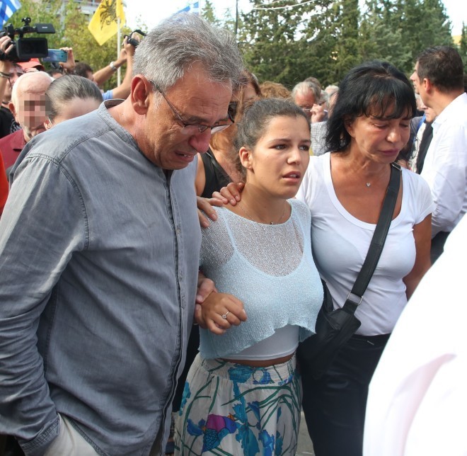 O Διονύσης Τσακνής με την κόρη και τη σύζυγο του Λαυρέντη Μαχαιρίτσα την ημέρα της κηδείας του, Μαρία Κλάρα Μαχαιρίτσα - Ελένη Μαχαιρίτσα (Φωτογραφία: NDP)