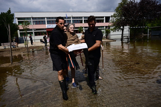 Διάσωση εγκλωβισμένων στις πλημμυρισμένες περιοχές της Θεσσαλίας