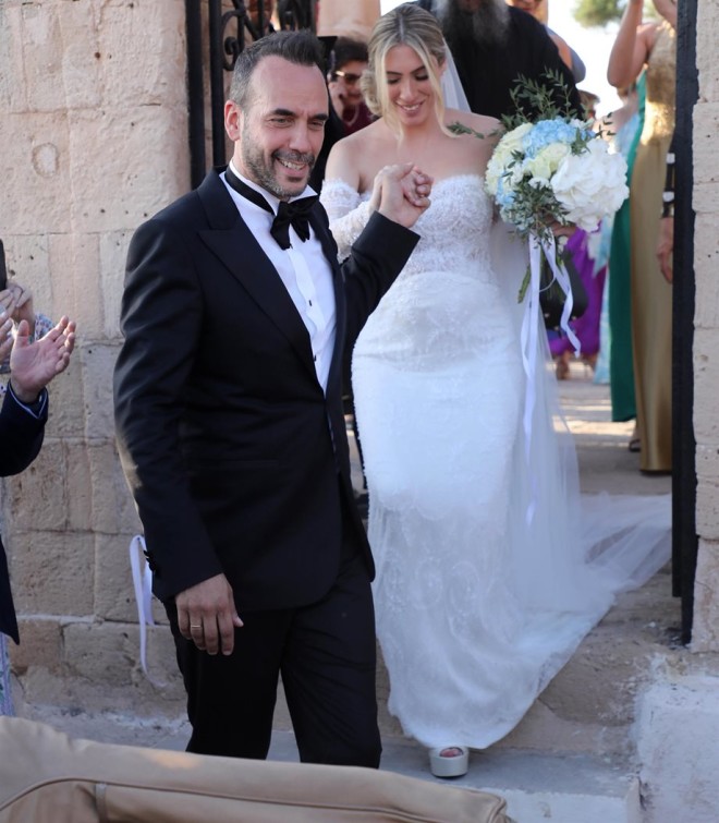 Ο Πάνος Μουζουράκης γαμπρός με την πανέμορφη νύφη, Μαριλού Κόζαρη
