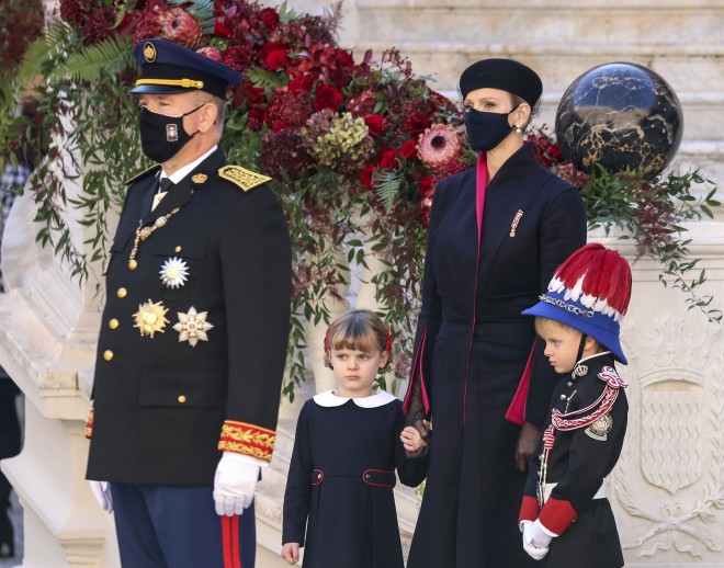 Ο πρίγκιπας Αλβέρτος κι η πριγκίπισσα Σαρλίν με τα παιδιά τους σε εθνική γιορτή του Μονακό το 2020