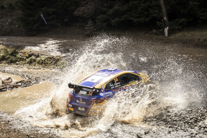 Στο βάθρο του Ράλλυ Ακρόπολις οι Χαλκιάς - Κομνός με το Clio Rally3