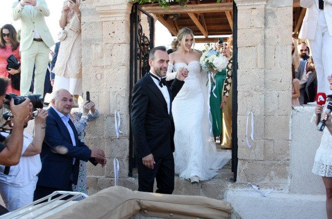Πάνος Μουζουράκης και Μαριλού Κόζαρη παντρεύτηκαν στην Αίγινα, στις 27/5/23-  NDP Ανδρέας Νικολαρέας