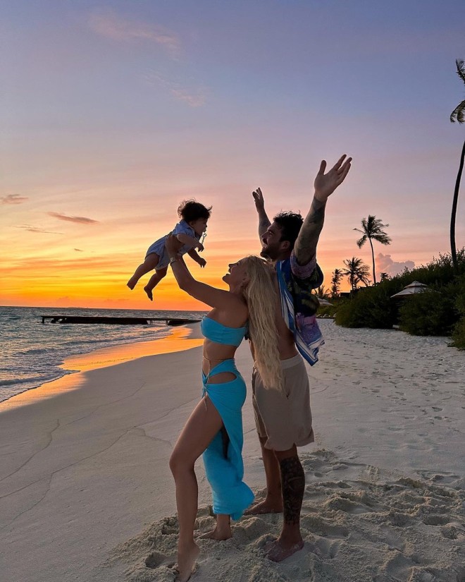 Η Ιωάννα Τούνη και ο Δημήτρης Αλεξάνδρου ποζάρουν στις Μαλδίβες αγκαλιά με τον γιο τους με θέα το ηλιοβασίλεμα