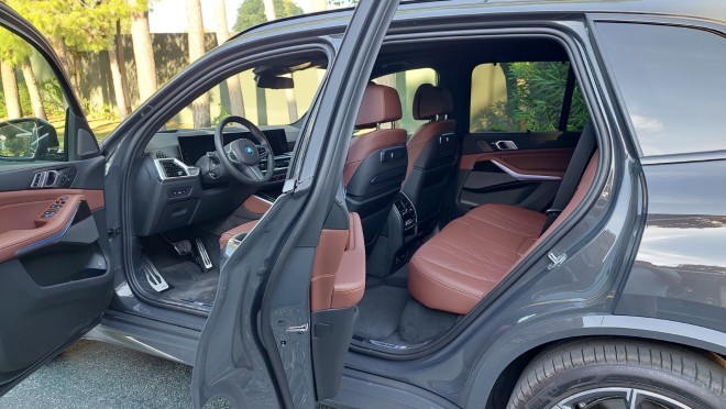 Οι χώροι επιβατών της νέας BMW X5 xDrive50e    