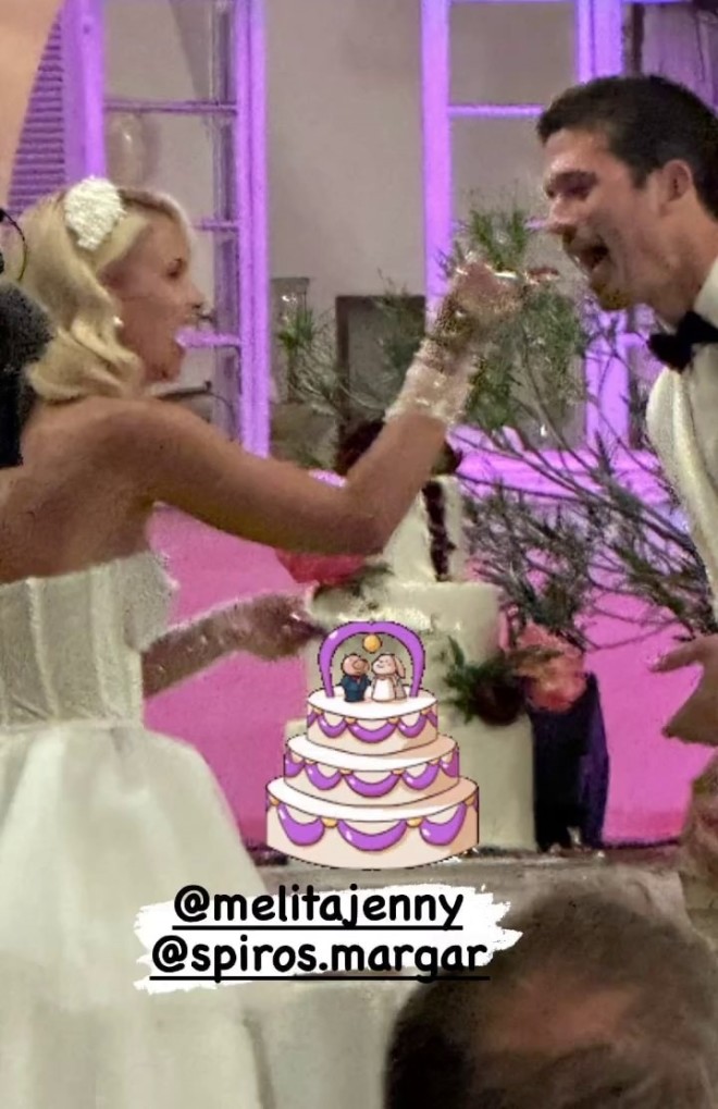 Ως είθισται η Τζένη Μελιτά τάισε τον Σπύρο Μαργαρίτη στο στόμα με τη γαμήλια τούρτα