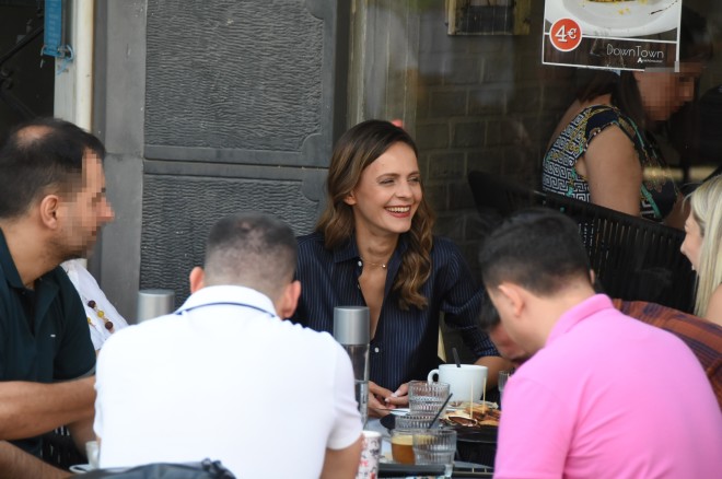 Η Έφη Αχτσιόγλου ψήφισε για πρόεδρο του ΣΥΡΙΖΑ και μετά πήγε για έναν καφέ με συνεργάτες της - NDPPhoto