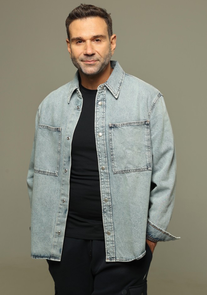 Για πρώτη φορά ο Τάσος Ιορδανίδης δοκιμάζεται στον ρόλο του παρουσιαστή με την εκπομπή Μπαμπά-δες
