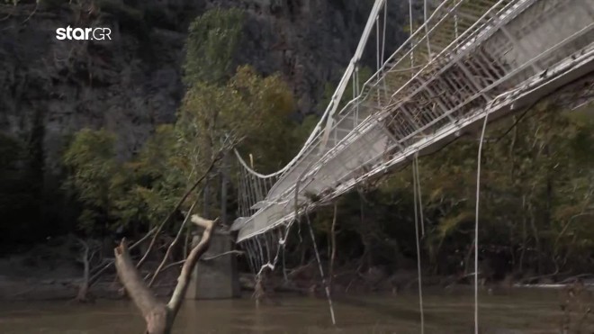 Αγία Παρασκευή Τέμπη: Εικόνα καταστρροφής στην κρεμαστή πεζογέφυρα